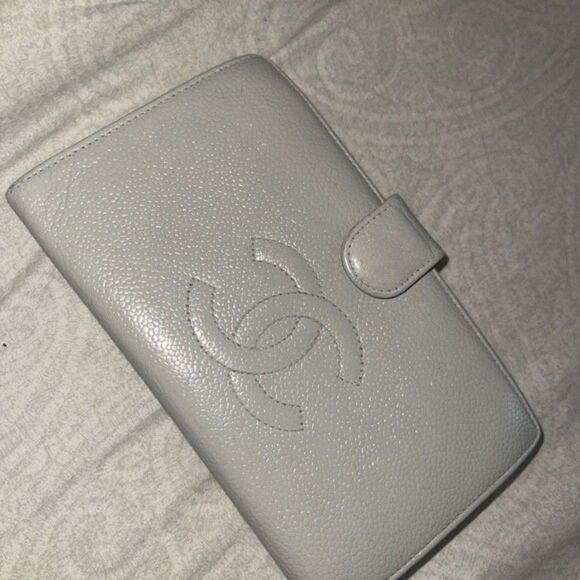 Green pre loved Chanel long wallet a lot of signs of use and wear - Picture 3 of 7